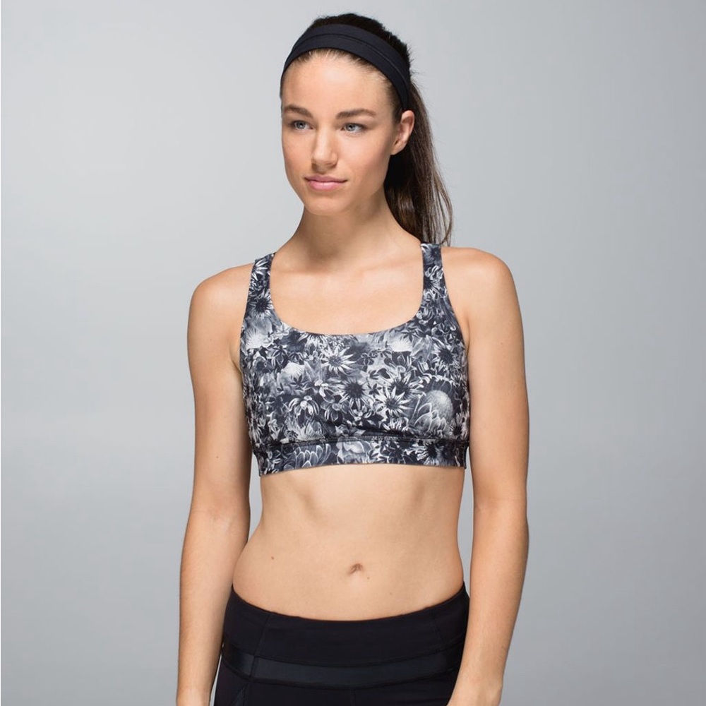 Lululemon Energy Bra in Flowabunga Black Angel Wing / Black Size 8